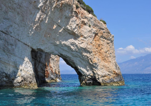 Agios Sostis centrum en het bruggetje naar Cameo: zo ziet het dorp eruit